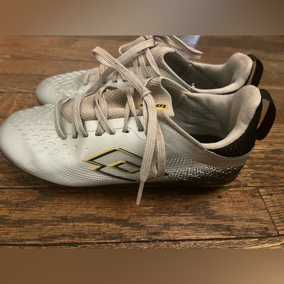 Umbro Other - Umbro Silver/Black/Gold Soccer Shoes with Gold Logo size 2.5Y